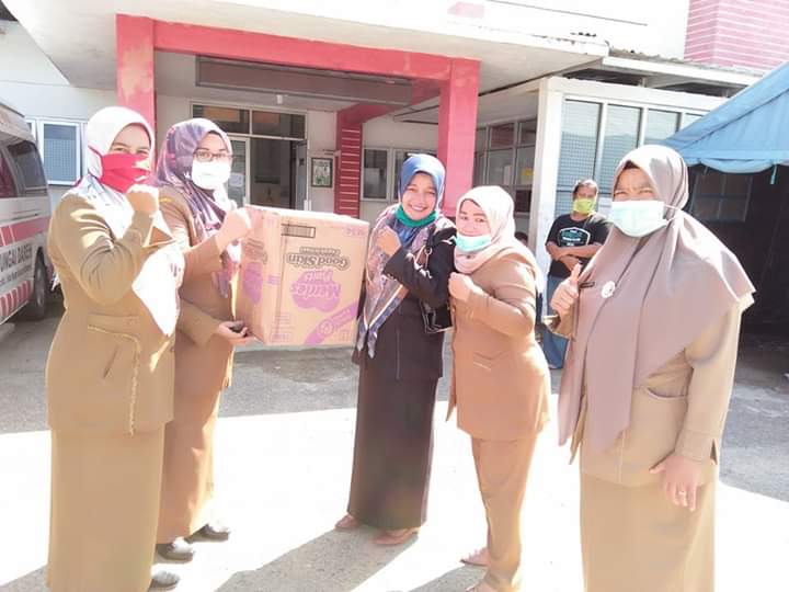 Sasmi Erli anggota DPRD Dharmasraya serahkan bantuan APD ke RSUD Sungai Dareh